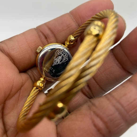 Gucci Bangle Watch 2047L Quartz Watch - Picture 7 of 12